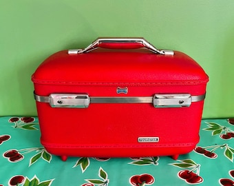 True Vintage Tomato Red American Tourister Train Case//Classic 60's Vanity Case in Rich Red//Mid Century Makeup Case//Has Trademark Logo Key