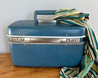 Vintage Train Case//1960s Blue Cosmetic Travel Makeup Bag //Samsonite Train Case//60s Mod Cosmetic Train Case//Vintage Makeup Case//*Has Key