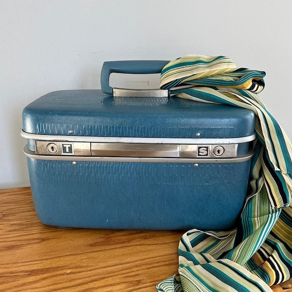 Vintage Train Case//1960s Blue Cosmetic Travel Makeup Bag //Samsonite Train Case//60s Mod Cosmetic Train Case//Vintage Makeup Case//*Has Key