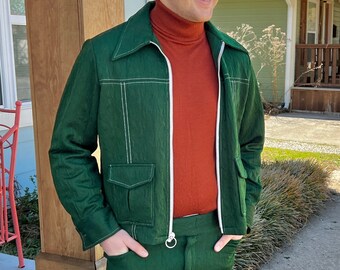 True Vintage 1970s Mens Leisure Suit Emerald Green Textured Polyester//Zip front jacket//Flare Leg Trouser//High Rise//Topstitch//44R 36X29