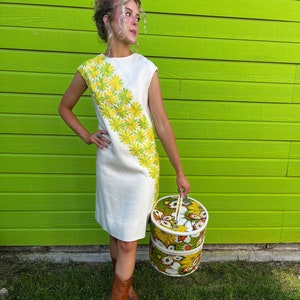 True Vintage Mid Century Mod 1960s Linen Sheath Dress//Mod green & yellow daisy embroidery//Floral shift mod dress//B36 W32 H36