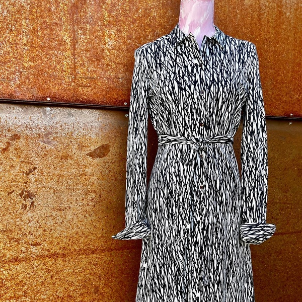 True Vintage 1970s Diane Von Furstenberg Button-front Belted  Knit Dress//Black and White Print//Made in Italy//Iconic Designer//US Small