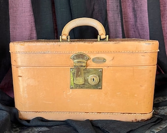 True Vintage Leather 1940-50s Train Case //1950s Travel Makeup Bag/Silk Lined Train Case/Mens Shave Kit/Vintage Makeup Case/Well Aged/No Key