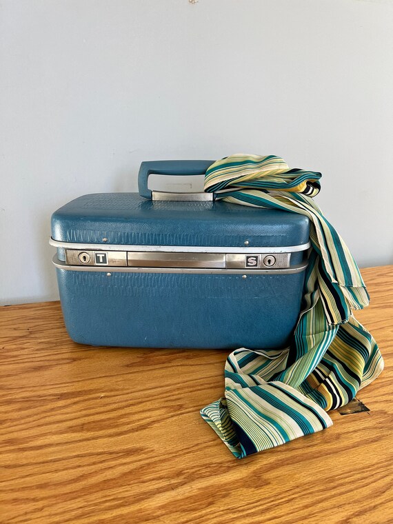 Vintage Train Case//1960s Blue Cosmetic Travel Mak