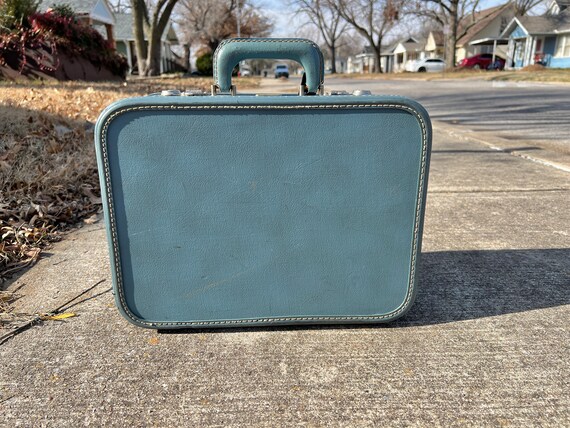 True Vintage 1950s Oshkosh Luggage Small Suitcase… - image 2