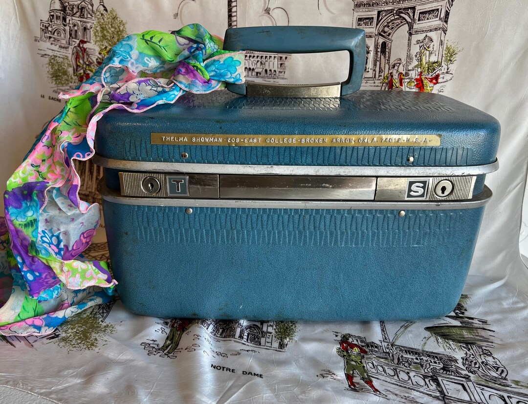 Vintage Train Case//1960s Cosmetic Travel Makeup Bag 