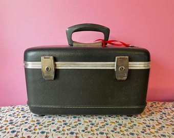 Vintage Deep Gunmetal Gray Mid Century Train Case//Doyle Hard Side Vanity Make Up Case//Vintage Travel//Mens Shave Kit Luggage//Original Key