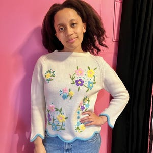 True Vintage 1960s Mod Floral Motif White Wool Sweater with Scalloped Edges//Sweet Sweater with Cutesy Floral Embroidery//Unique hem//Size S