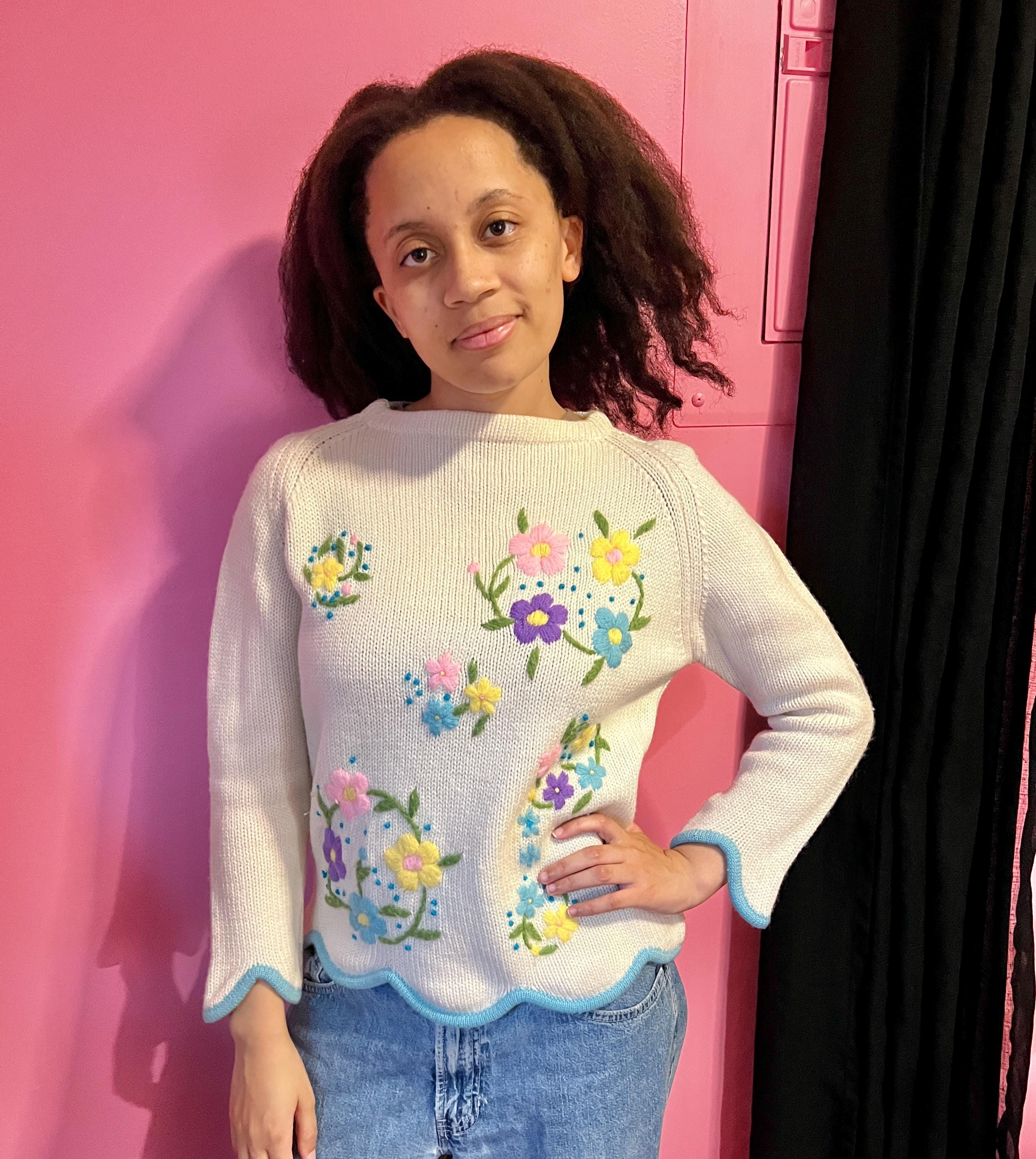 True Vintage 1960s Mod Floral Motif White Wool Sweater with Scalloped Edges//Sweet Sweater with Cutesy Floral Embroidery//Unique hem//Size S