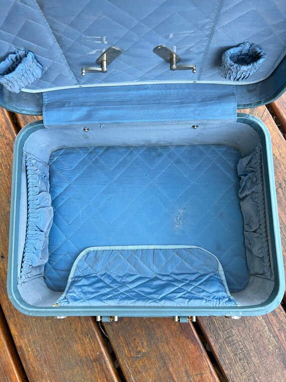 True Vintage 1950s Oshkosh Luggage Small Suitcase… - image 9