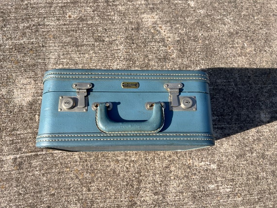 True Vintage 1950s Oshkosh Luggage Small Suitcase… - image 5