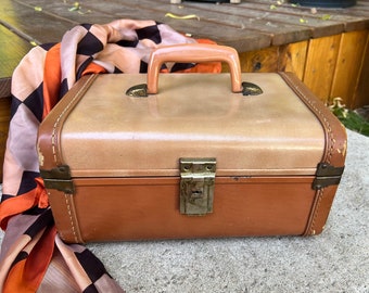 True Vintage 2 Tone Train Case//1950s Small Luggage//Train Case with Mirror//Mens Shave Kit//Vintage Makeup Case//Tan + Brown Leather Trim