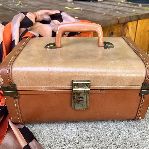True Vintage 2 Tone Train Case//1950s Small Luggage//Train Case with Mirror//Mens Shave Kit//Vintage Makeup Case//Tan + Brown Leather Trim
