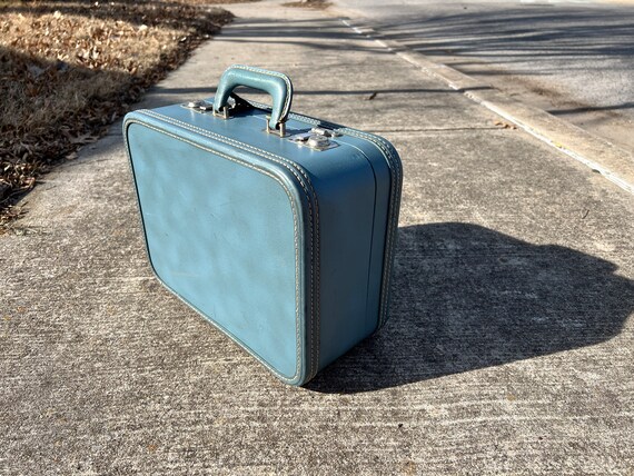 True Vintage 1950s Oshkosh Luggage Small Suitcase… - image 7