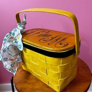 Vintage 1970s Sunshine Yellow Folk Art Basket Purse//70s Cottage Core Basket Bag//1970s Crafts Influence Basket Purse//Caro-Nan Style Purse