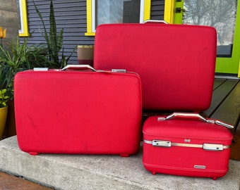 True Vintage Set of 3 Tomato Red American Tourister Suitcases//Classic 60's Mod Hardside Suitcases in Rich Red//Matched Set of Three Cases