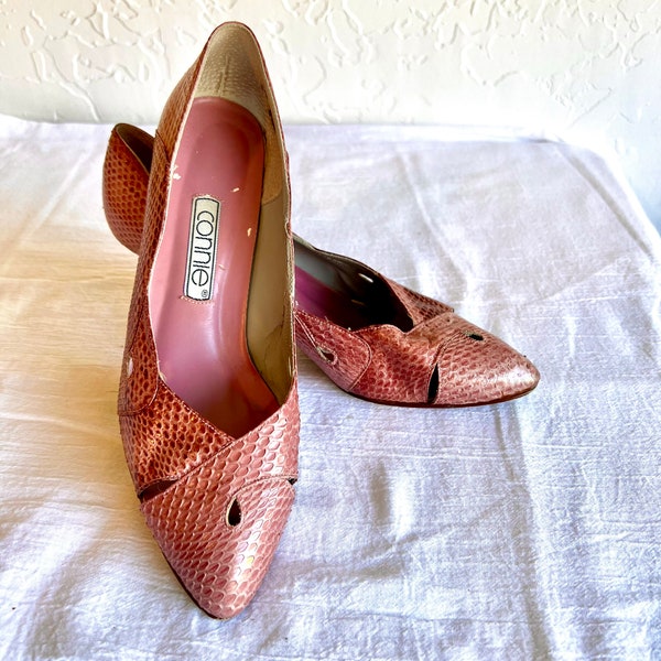 Vintage 1970s-80s Mauve Reptile high heel Shoes//Connie’s brand pink snakeskin pumps//Classic 80s Womens Career Shoes//US 8 1/2