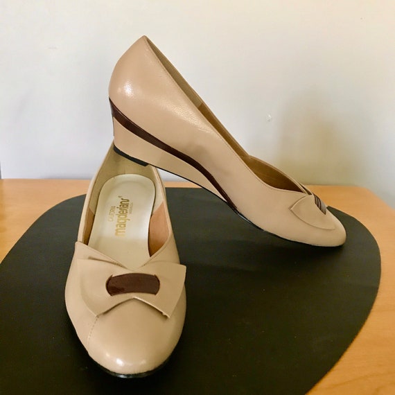 Vintage Classic 1980s Beige Wedges//Classic 80s C… - image 1