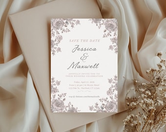 Puede incluir: Una invitación de boda con el texto "Save the Date" y los nombres "Jessica & Maxwell". La invitación está decorada con detalles florales y se coloca sobre un sobre y tela beige. La invitación incluye la fecha, hora y lugar de la boda.