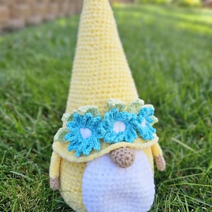 Gehäkelter Wichtel mit Blauer Blumenkrone Handgemachte Gelbe Frühlingszwerg Plüsch-Zwerg-Puppe Häkelgeschenke Weicher Plüsch-Dekor