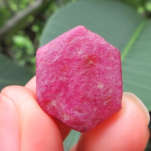 Rubinkristall. Naturlig rödrosa rubinkristall från Moçambique. 34.45 Crt