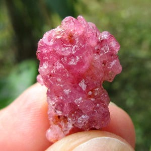 Rosa röd rubin grov kristallbit, utvunnen i Tanzania (20,20 Crt)