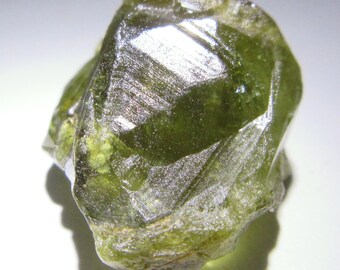 Pezzo di cristallo invertito di granato verde. Pezzo di cristallo dal Mali.. Andradite/granato grossulare. 18,70 Crt