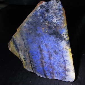 Indigo Blauer Dumortierit Rohstein. Tiefblauer Dumortierit. 6 cm groß und 81 Gramm schwer