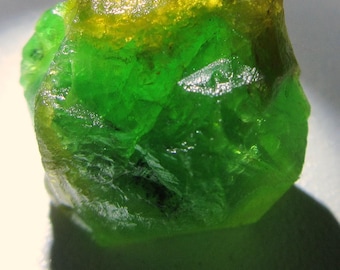 Cristallo di granato verde. Raro cristallo naturale proveniente da un esemplare minerale del Mali. 13,0 Crt