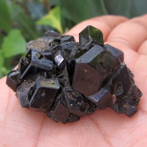 Cristales de melanita y granate andradita en host. 116,40 quilates. Cristales de granate naturales.