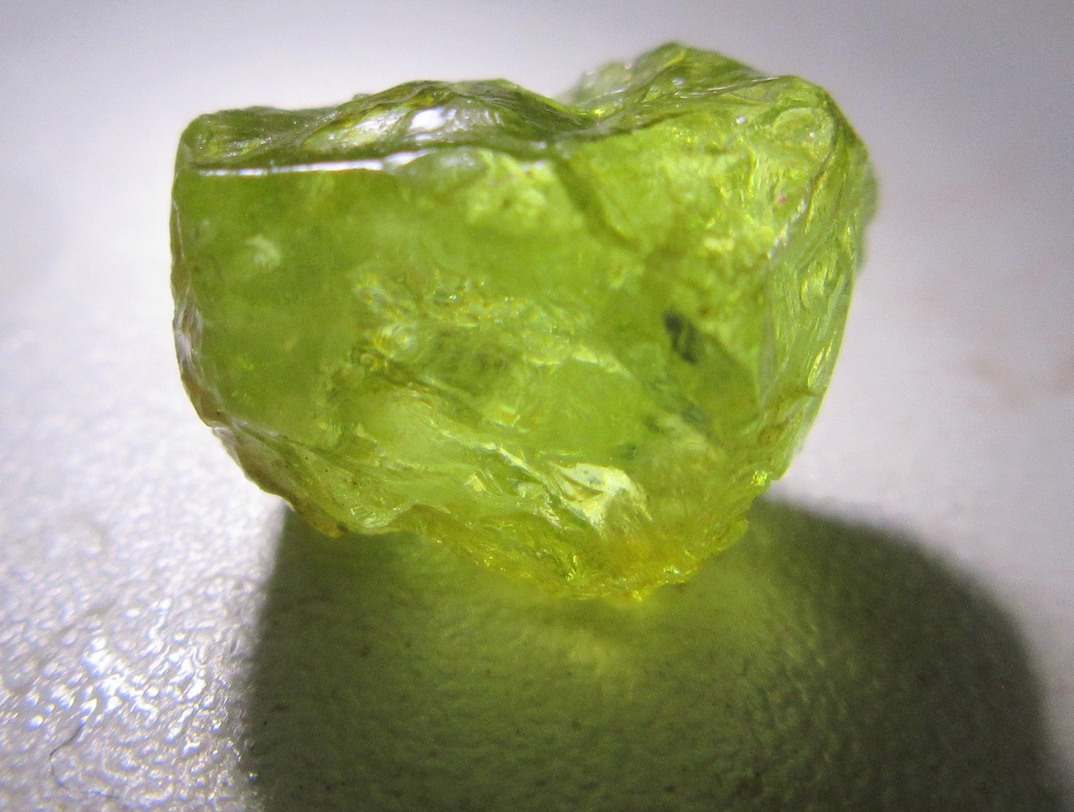 Pezzo di cristallo di peridoto lime vibrante. Pezzo di cristallo naturale. 5,30 Crt