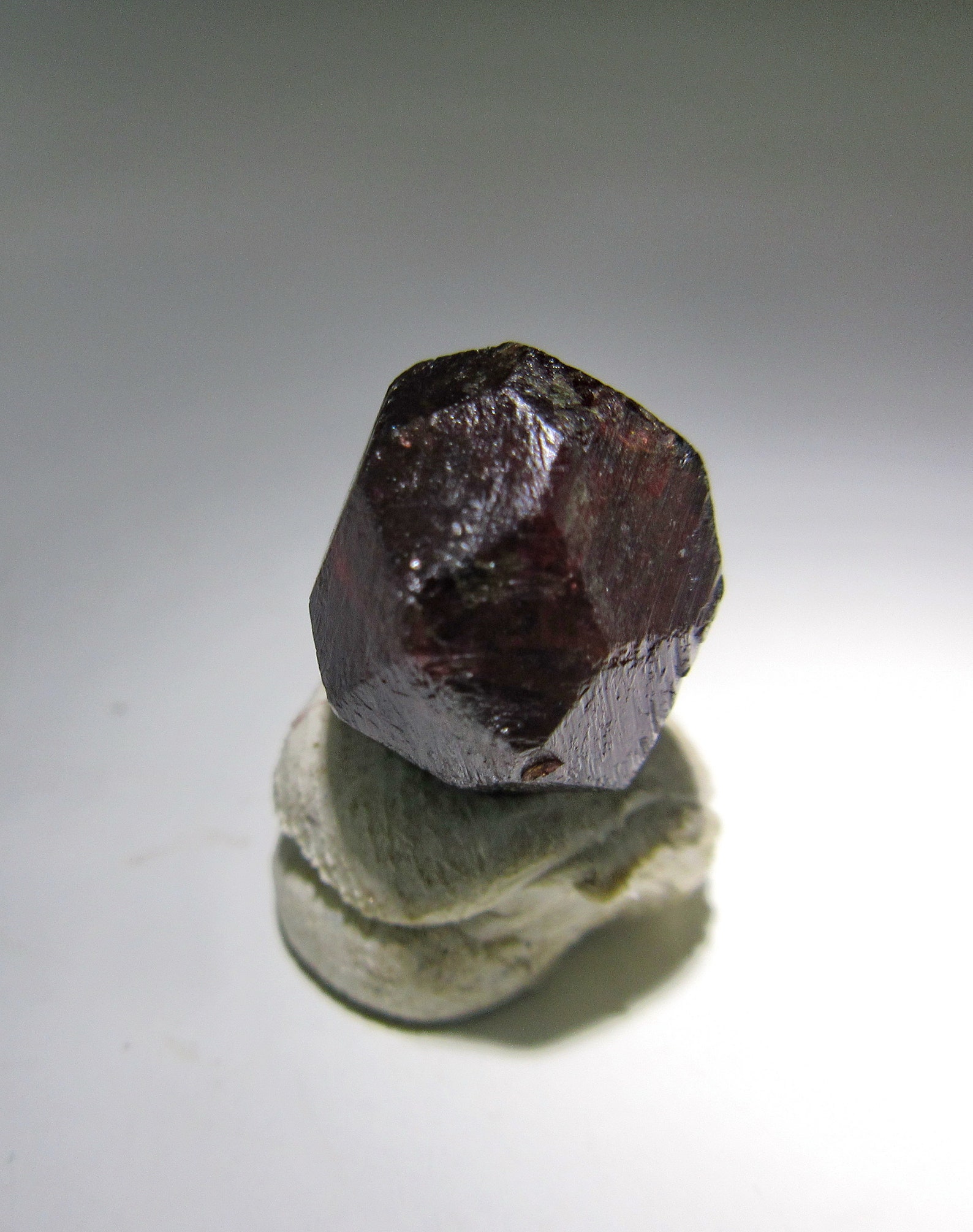 Beau cristal rouge de grenat. Spécimen minéral en cristal. | Etsy