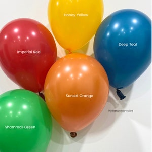 Peut inclure: Cinq ballons en latex de différentes couleurs : rouge impérial, jaune miel, orange coucher de soleil, vert trèfle et bleu sarcelle foncé. Les ballons sont disposés en cercle sur un fond blanc. Le texte "The Balloon Story Store" est visible dans le coin inférieur droit.