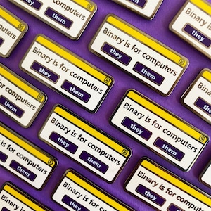 Pode incluir: Um conjunto de nove pinos de esmalte que representam uma janela de computador amarela e branca com o texto "Binary is for computers" e dois botões que dizem "they" e "them".