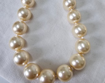 Collier vintage en grosses perles blanches fantaisies, ras de cou, chic et élégant, tendance