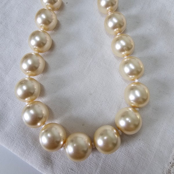 Collier vintage en grosses perles blanches fantaisies, ras de cou, chic et élégant, tendance