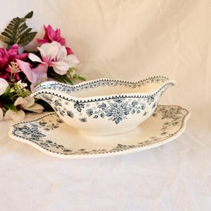 Sarreguemines | Old sauce boat &quot;Estrées&quot; in blue, butterfly decoration, Terre de fer