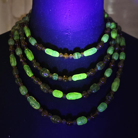 Antique multi-strand necklace in uranium glass be… - image 9