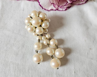 Vintage brooch in dangling fancy pearls, white pearls, brooch