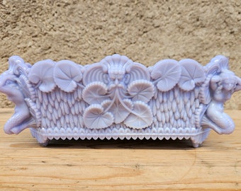 PORTIEUX | Jardinière ancienne en opaline mauve, lila, violet pastel, opaline de foire, french antiques, sujets