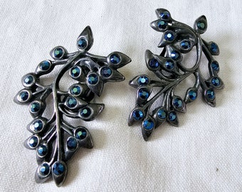 Isabelle de MILLERY | Boucles d'oreilles vintage à clips en métal argenté et strass bleu, peacock