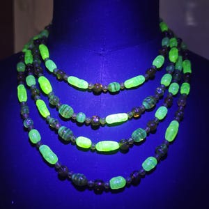 Antique multi-strand necklace in uranium glass beads, uraline, chic and elegant, vaseline glass