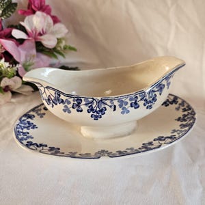 Sarreguemines | Old &quot;Vichy&quot; sauceboat in blue, clover patterns, Terre de fer