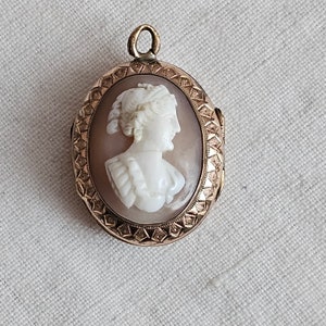 Cameo pendant antique photo holder in gold plated, cammeo