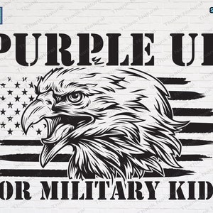 Puede incluir: Ilustraci&oacute;n en blanco y negro de un &aacute;guila con una bandera estadounidense de fondo. El texto "Purple Up For Military Kids" est&aacute; escrito debajo del &aacute;guila.