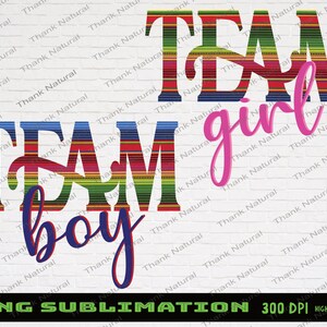 Pode incluir: Um design digital que apresenta as palavras "Team Boy" e "Team Girl" em um padrão listrado colorido que lembra um cobertor mexicano. As palavras estão em negrito, com contorno. As palavras "Team Boy" estão em azul e vermelho, enquanto as palavras "Team Girl" estão em rosa e vermelho. O design é colocado sobre um fundo de tijolo branco.
