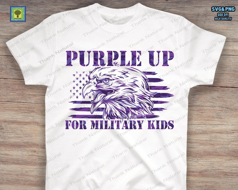 Puede incluir: Dise&ntilde;o de camiseta Purple Up for Military Kids con una bandera estadounidense de camuflaje morado con un &aacute;guila calva en el centro.