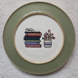 Patrón de punto de cruz de pila de libros en PDF