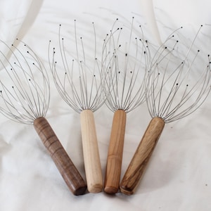 Può includere: Quattro massaggiatori per cuoio capelluto con manico in legno e setole in filo metallico. I manici sono realizzati in diversi tipi di legno, tra cui marrone chiaro, marrone scuro e un colore legno naturale.
