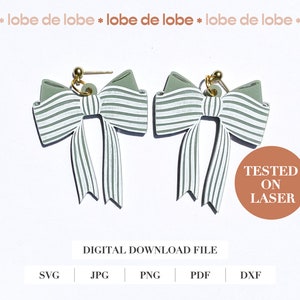 Puede incluir: Un par de pendientes de lazo a rayas verdes y blancas con ganchos dorados. Los pendientes están cortados con láser y listos para ensamblar. La imagen también incluye el texto "TESTED ON LASER".